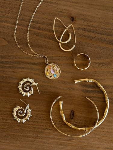 Detalle de SINGULARU Collar Medallion Five Stones: acero bañado en oro 18K con piedras naturales