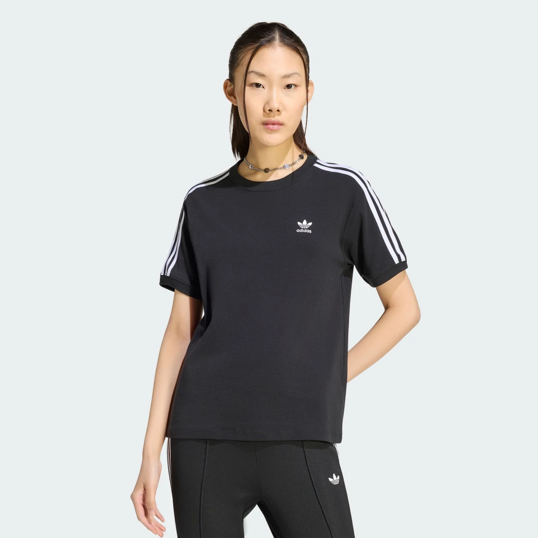 Detalle de Camiseta 3 bandas de Adidas (negro) – estilo icónico y comodidad para el día a día