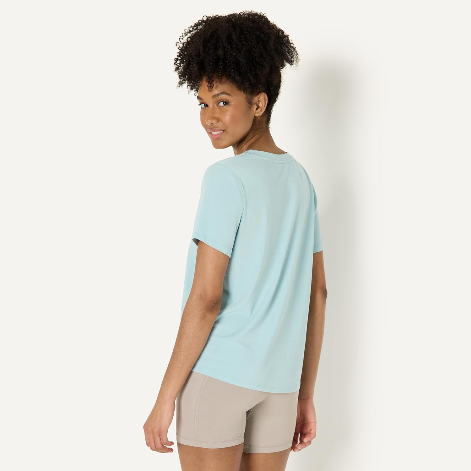 Thumbnail 1 de Amazon Essentials Women’s Active Soft Cotton Relaxed Fit V-Neck Short Sleeve Yoga T-Shirt