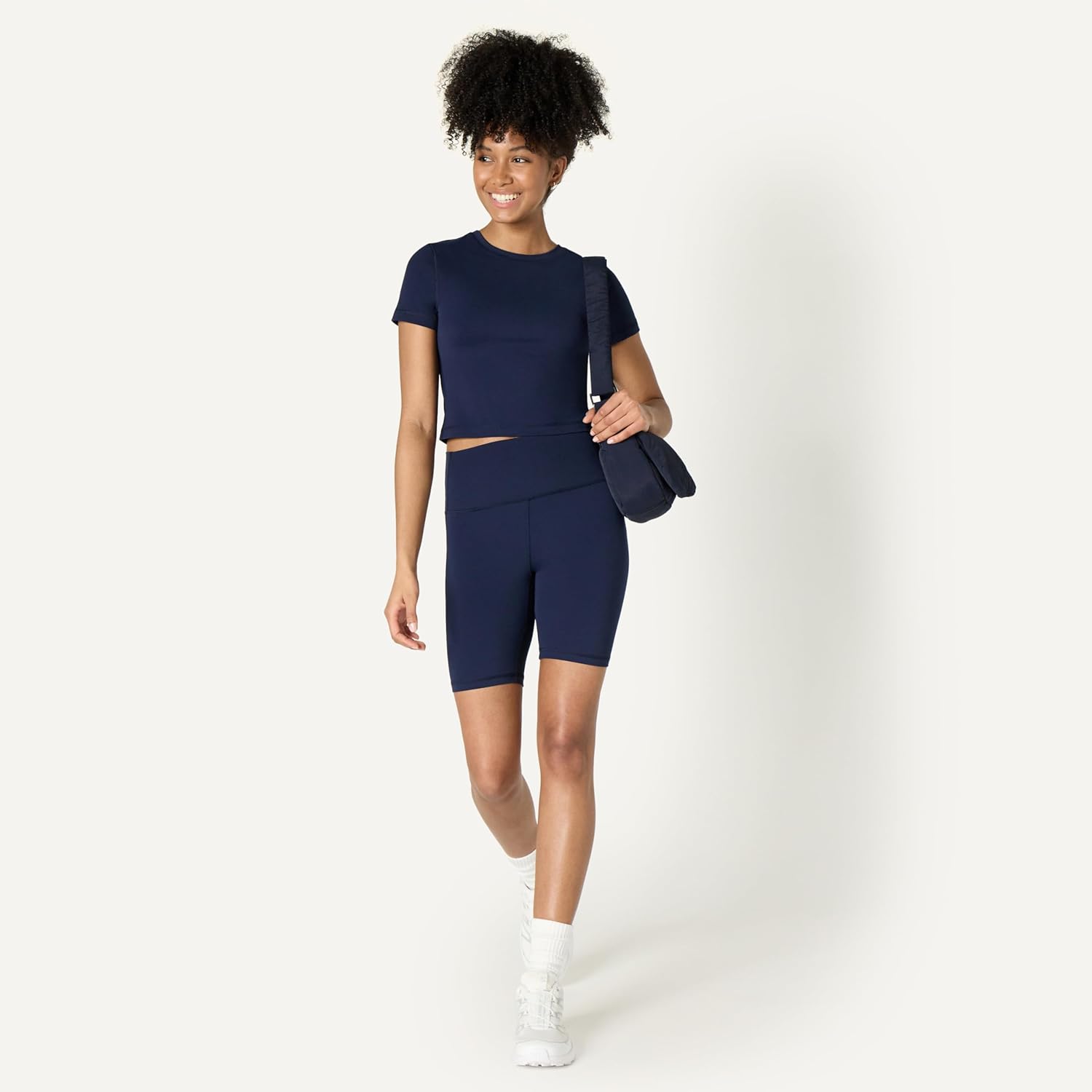 Thumbnail 4 de Amazon Essentials Damen Active FormFlex „Buttery Soft“ Bauchfreies Workout-Top mit kurzen Ärmeln