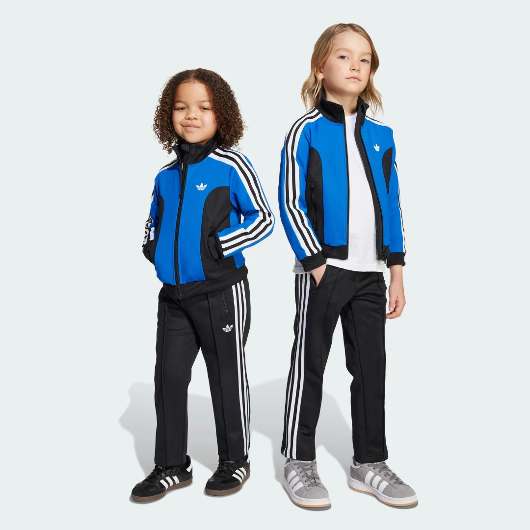 Imagen de Chándal AOP infantil de Adidas en negro: cómodo, práctico y pensado para las rutinas de juego en OfertitasTOP