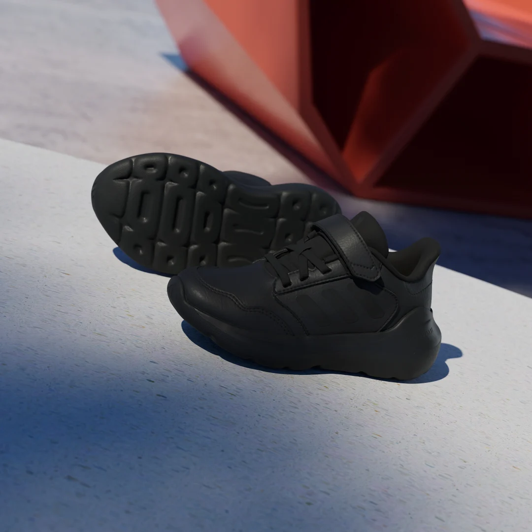 Detalle de Adidas Tensaur Run 3.0: zapatilla de running en negro para uso diario