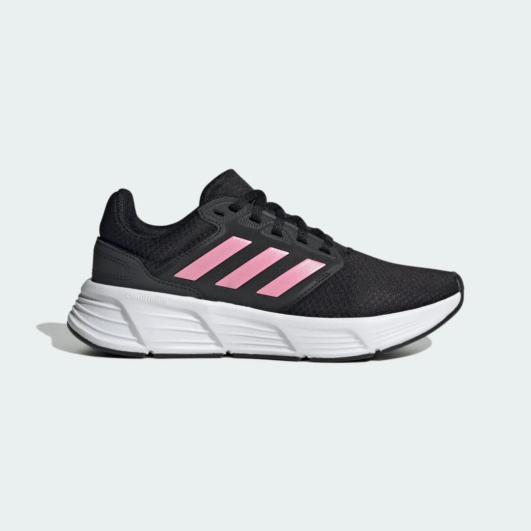 Detalle de Zapatilla Galaxy 6 de Adidas: comodidad y estilo en color negro para el día a día