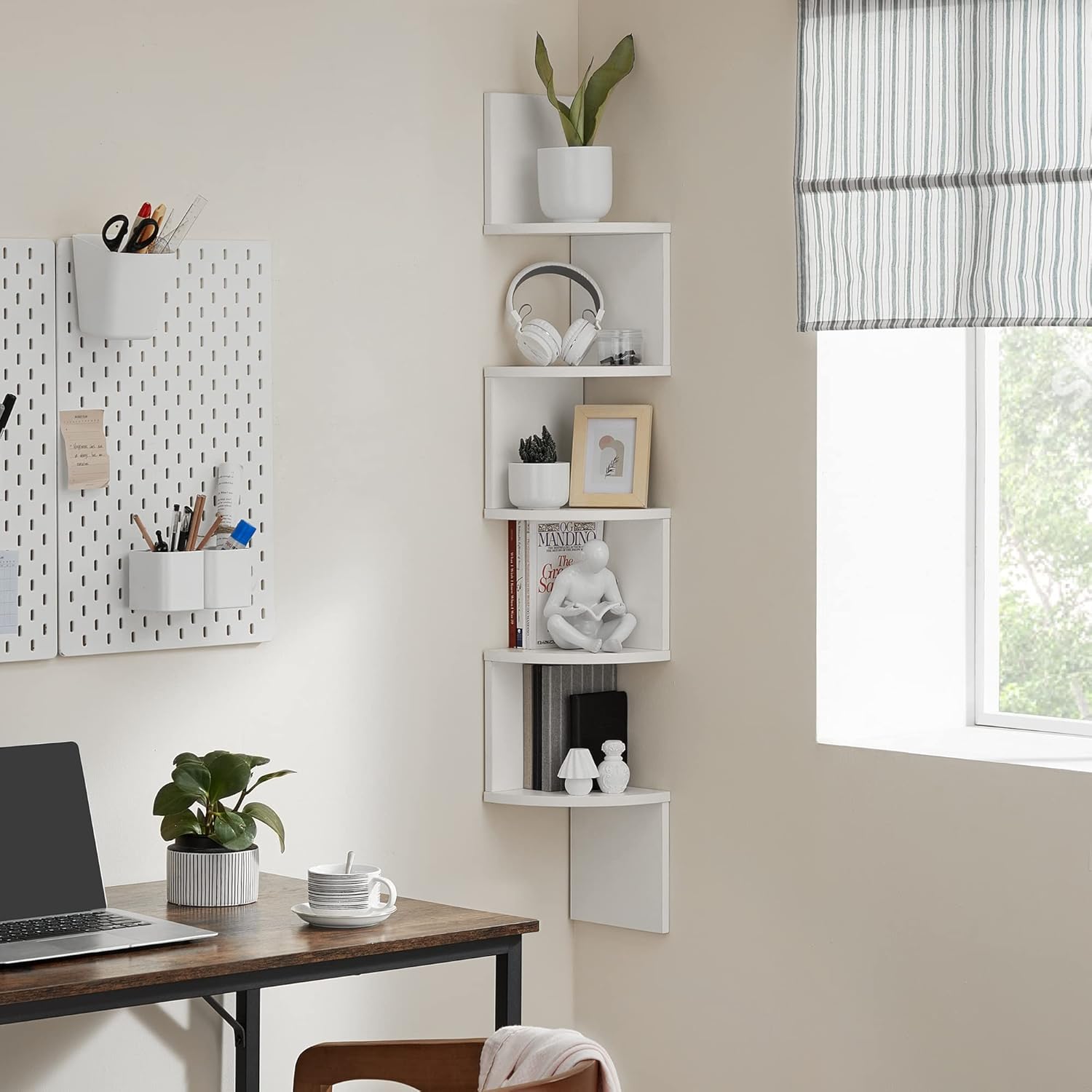Detalle 2 de VASAGLE LBC72WT 5-tier corner shelf for decor