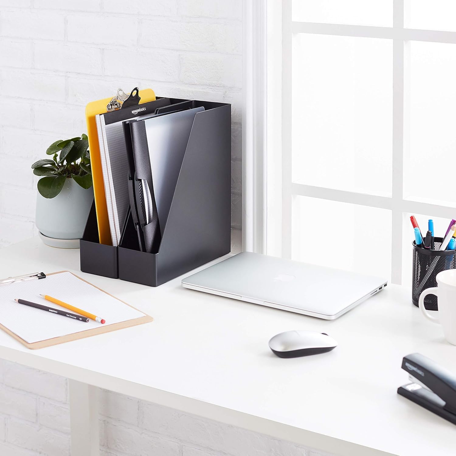 Thumbnail 1 de Amazon Basics Plastic Desk Organizer Magazine Rack and File Holder (2-Pack) – Black