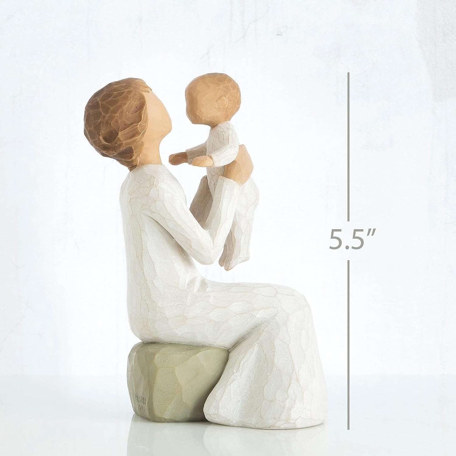 Detalle 2 de Enesco 26072 Grand-Mère — Figurine artisanale Willow Tree, pièce décorative en résine peinte à la main