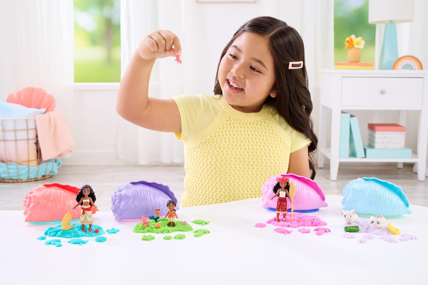 Detalle 2 de Mattel Disney Moana Ocean Shell Reveal Surprise Playset (Small Doll or Animal Figures) with Moldable Sand