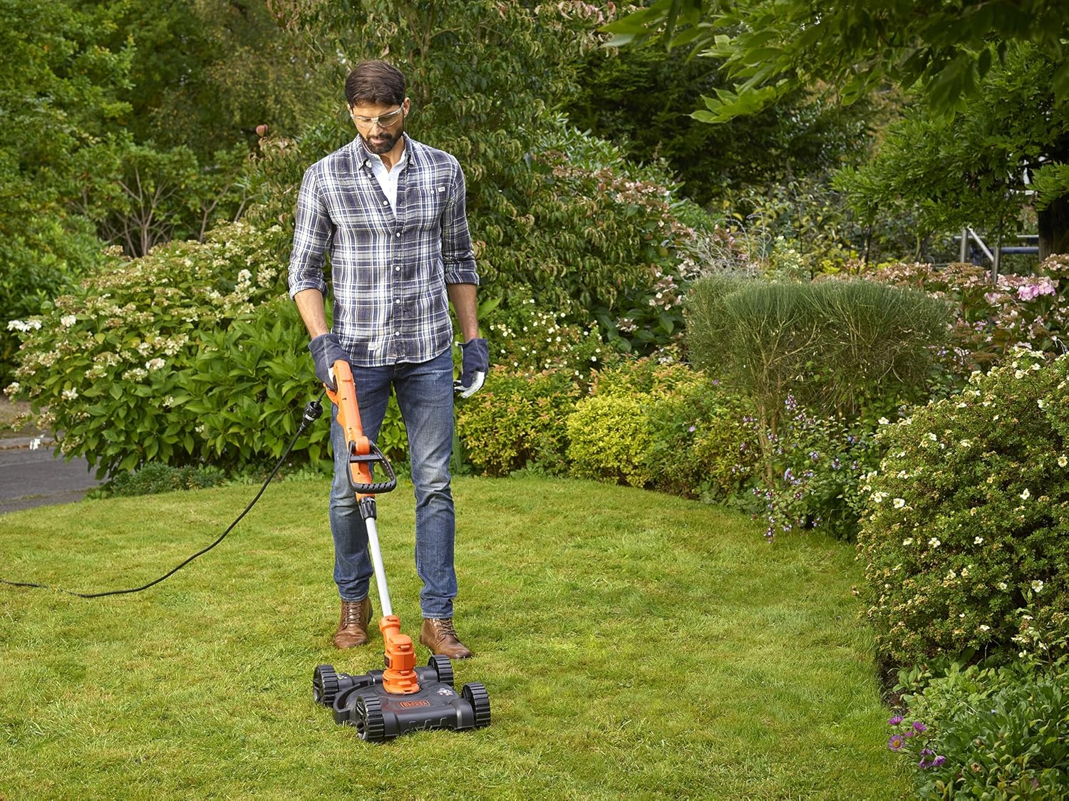 Detalle de BLACK+DECKER 3IN1 BESTA530CM-QS: 550 W, taglio 30 cm, filo automatico, bordatura con ruota