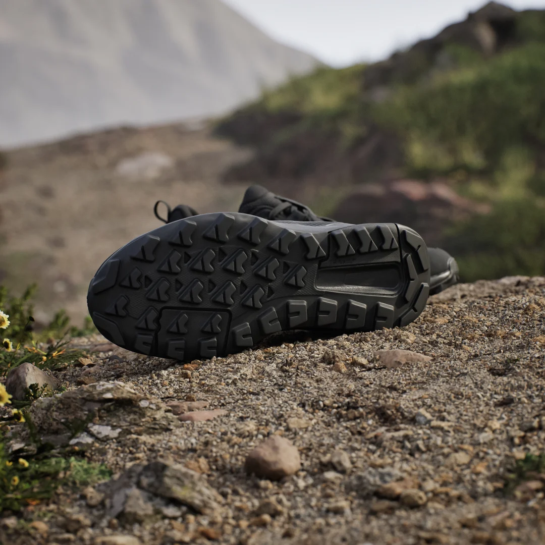 Detalle de Adidas Terrex Anylander Hiking: Zapatilla de senderismo en negro para rutas diarias