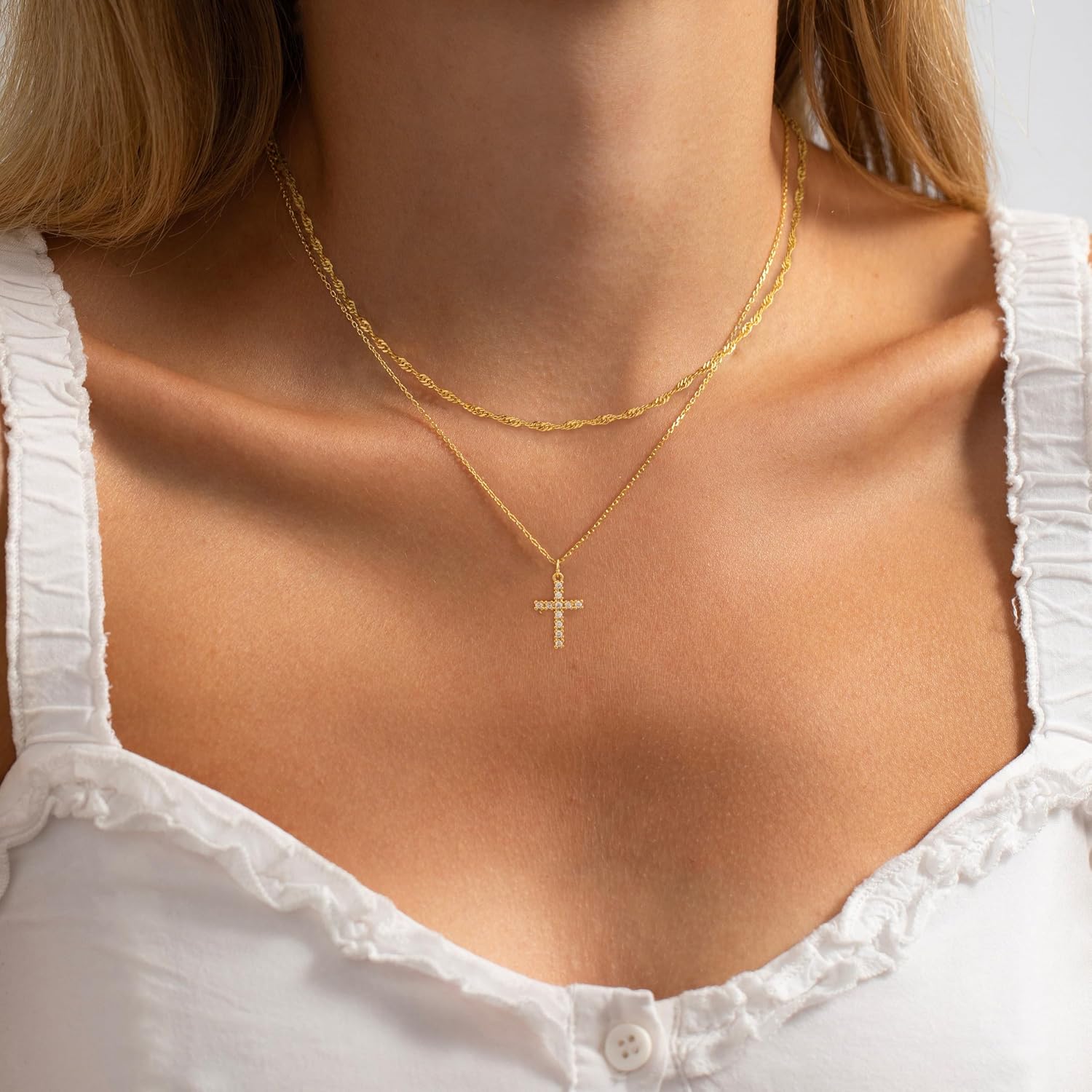 Detalle 2 de GRCLD Cross Necklace 14K Gold-Plated