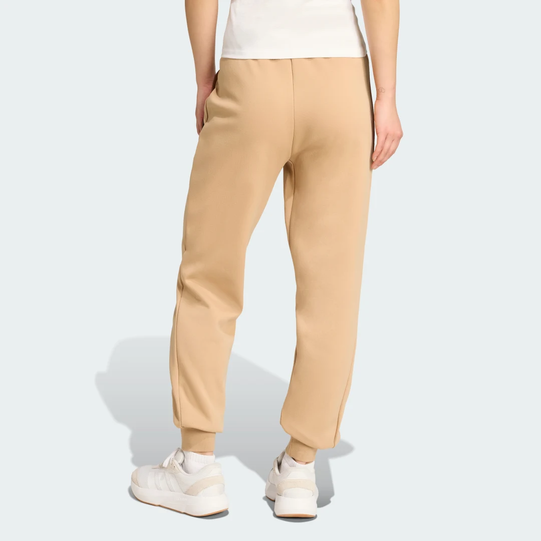 Detalle 2 de Pantalón adidas Z.N.E. Marrón – comodidad para entrenar y moverte con estilo