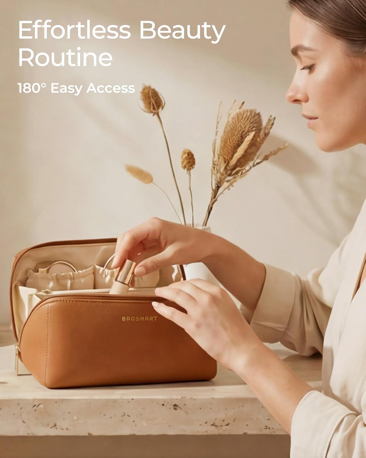 Detalle de BAGSMART Travel Makeup Bag (Flat Lay) PU Leather Cosmetic Organiser with Clear Pocket — Beige