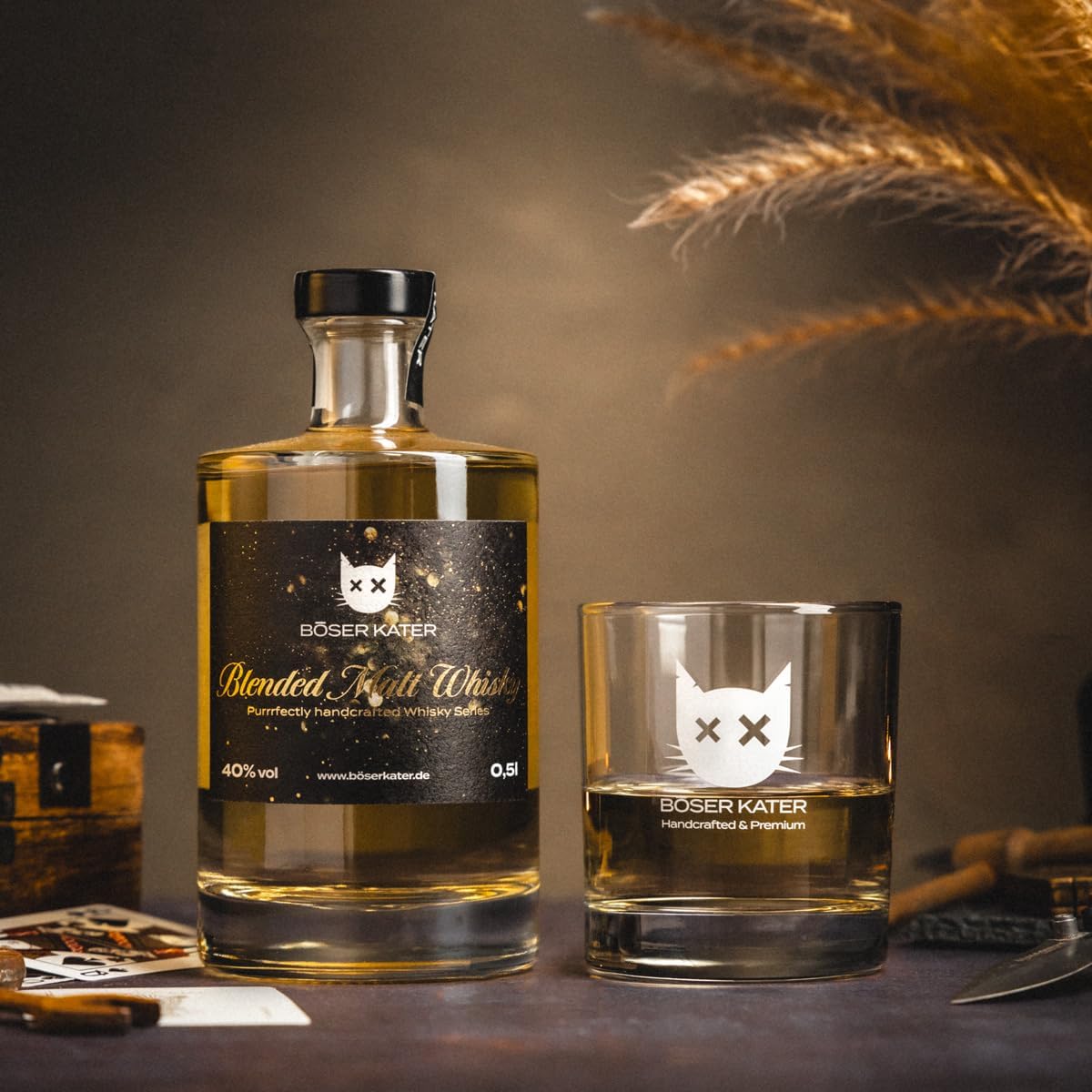 Detalle de BÖSER KATER Blended Malt Whisky Geschenkset mit 2 Gläsern (0,5 l, 40 % Vol.)