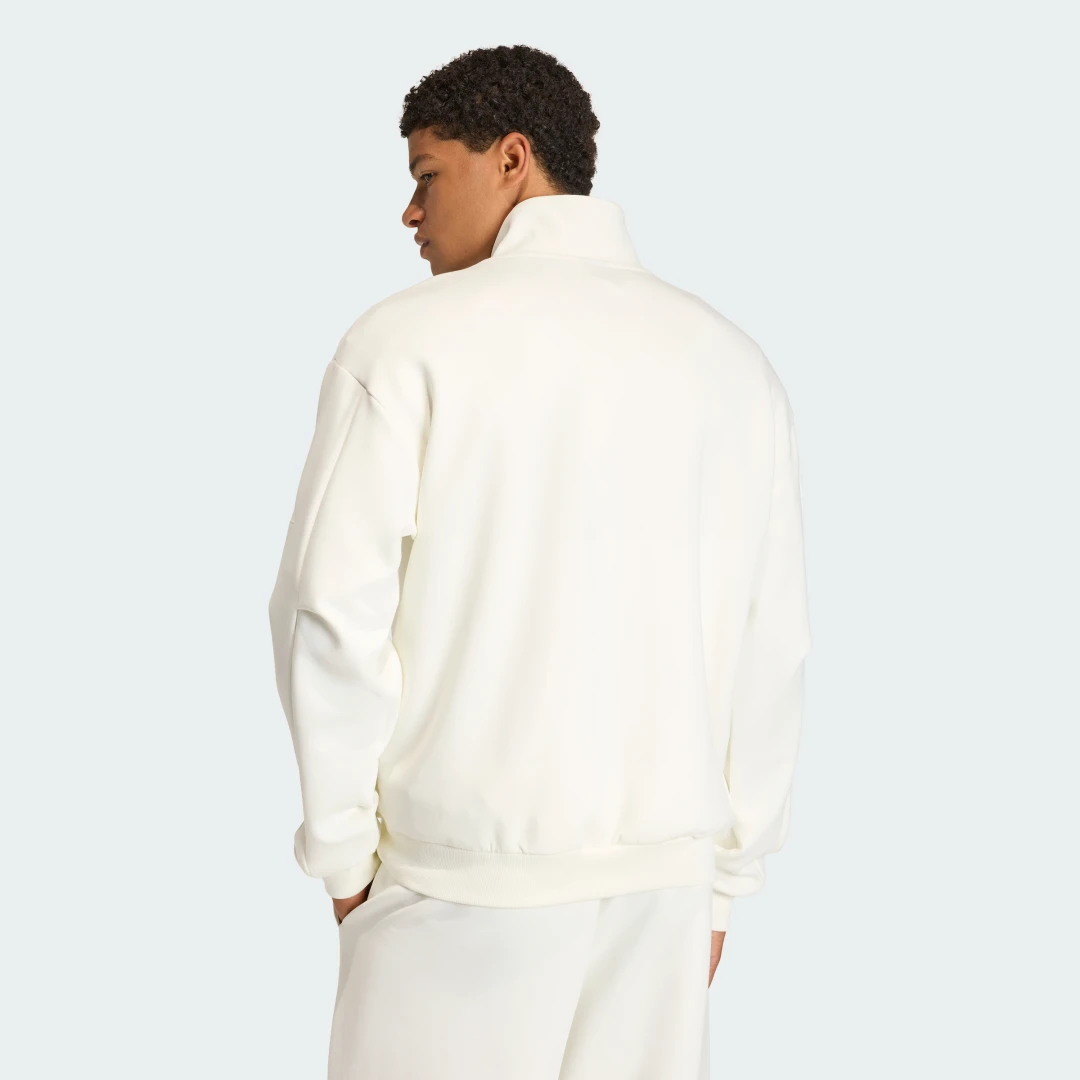 Detalle de Chaqueta deportiva Soft Lux de Adidas: comodidad en blanco para entrenamiento diario