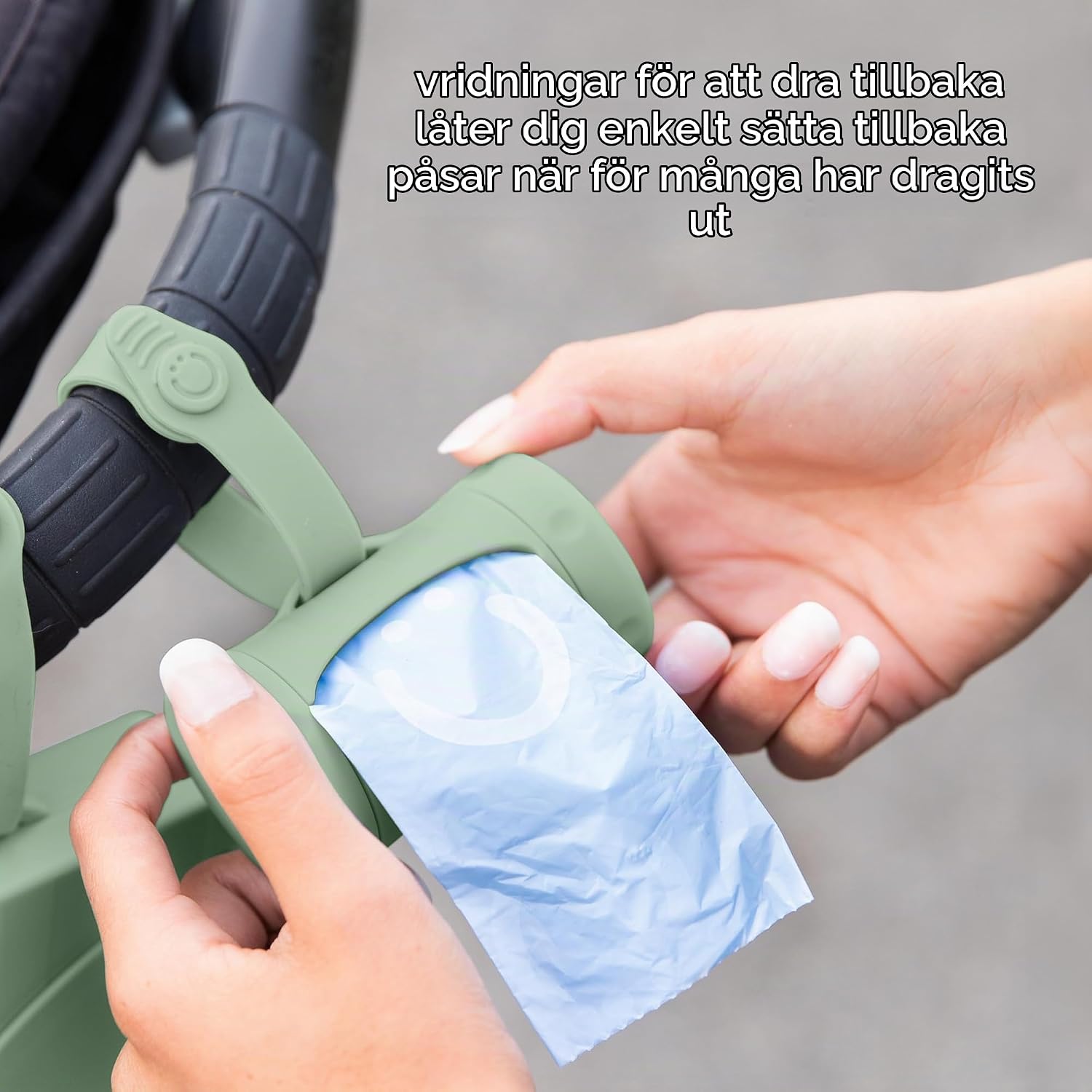 Detalle de Ubbi On-the-Go blöjpåsedispenser, infällbar med silikonrem, salviagrön