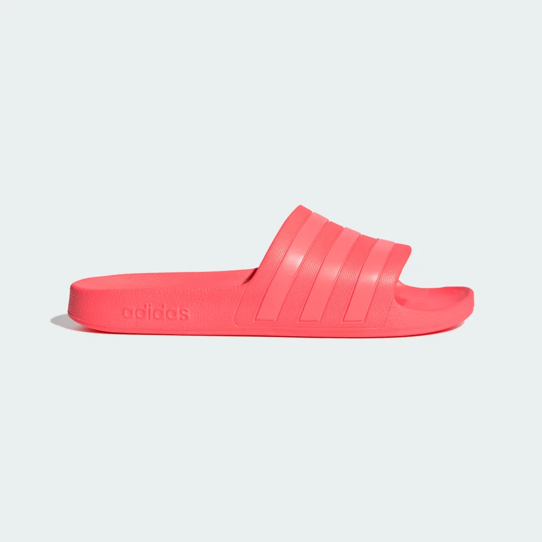 Detalle de Adilette Aqua Rosa de Adidas: chancla cómoda para el verano