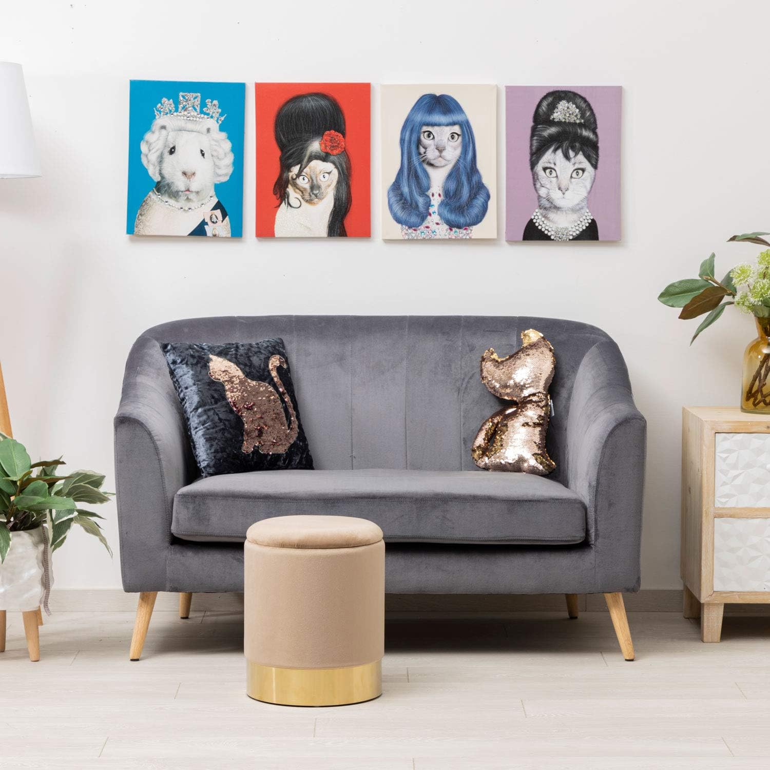 Thumbnail 1 de Pouffe Glam Velluto Colore Nocciola h38 di MONTEMAGGI – Pouf contenitore imbottito in velluto nocciola con fascia dorata
