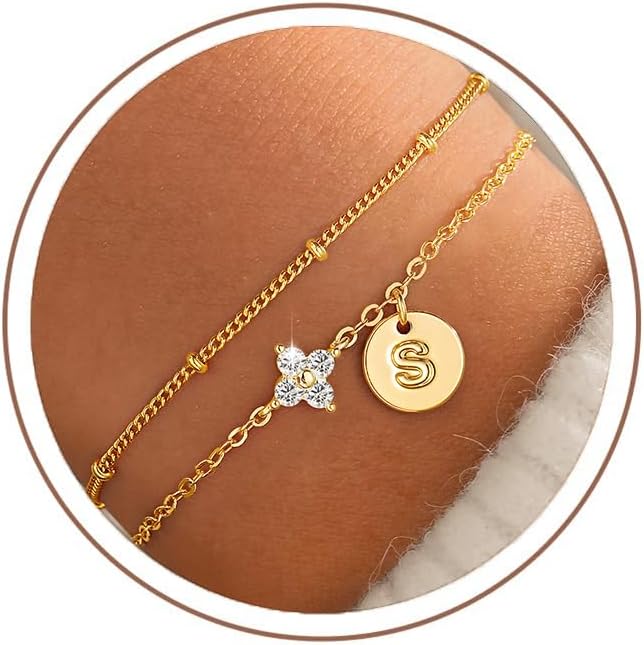 Detalle de TINGN Initial-Armband Damen (14K vergoldet) mit A–Z Buchstaben, CZ-Details & Kleeblatt-Motiv