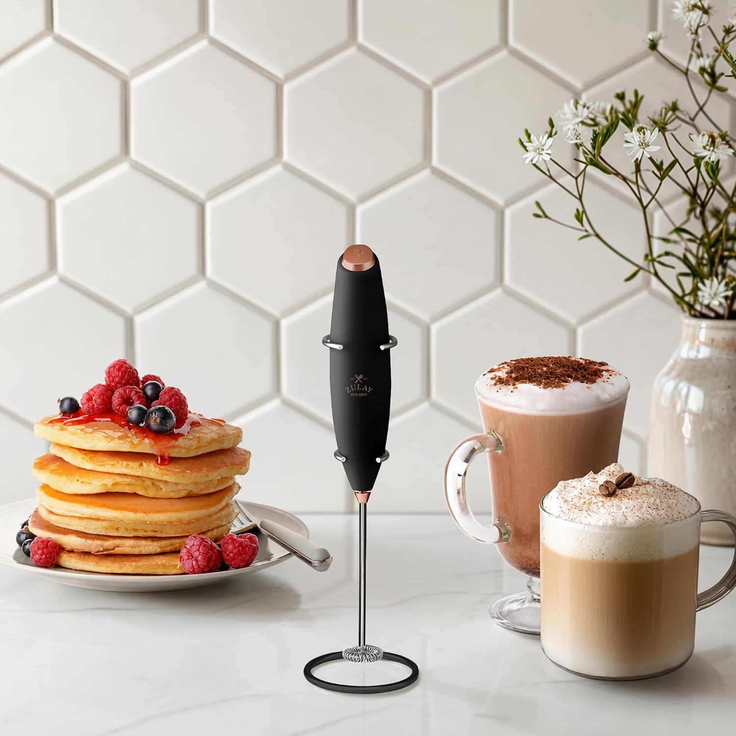 Detalle 2 de Zulay Kitchen Powerful Milk Frother Wand (Black Copper) with 4 AA Duracell Batteries