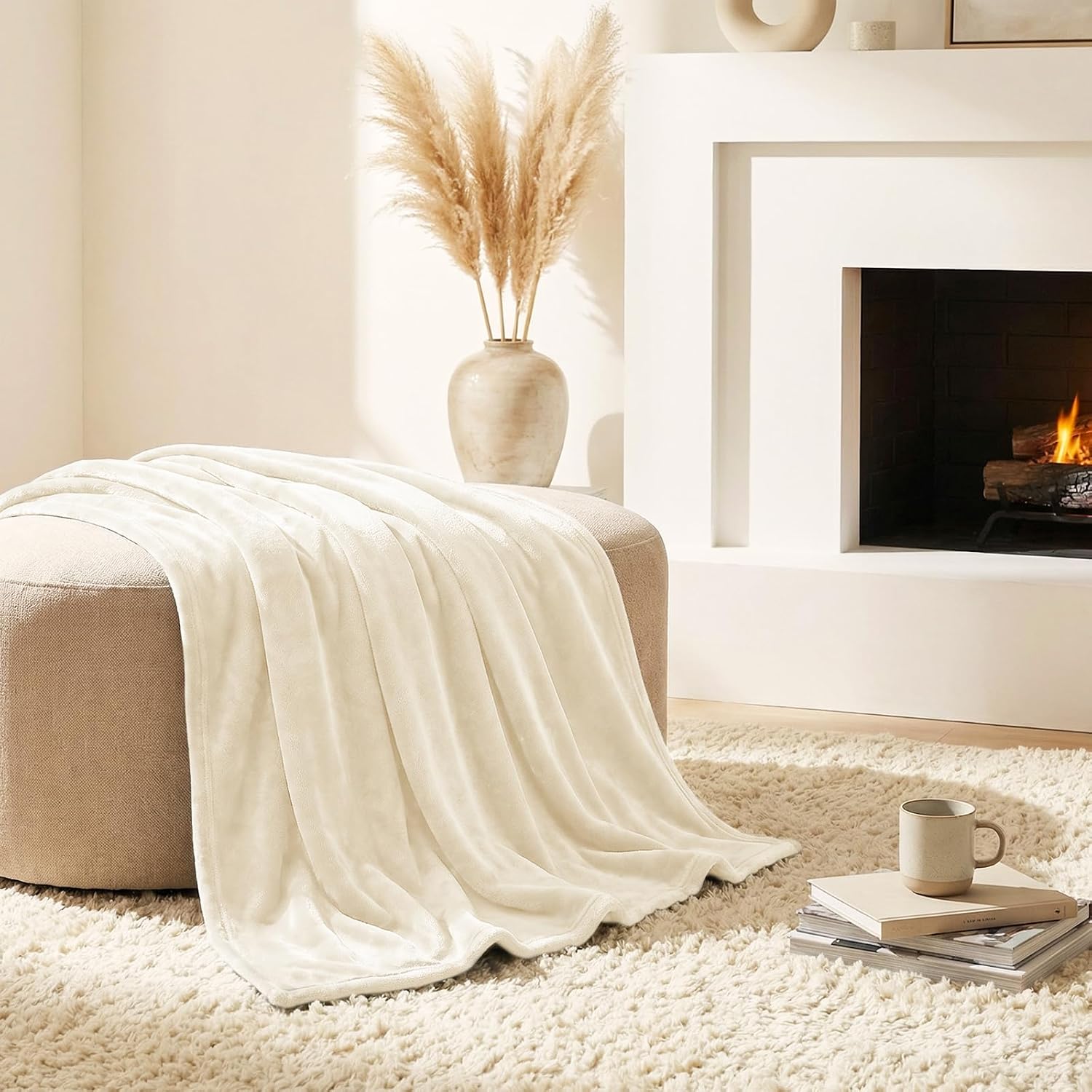 Detalle 2 de CozyLux Kuscheldecke Flauschig 150x200 cm – XL Flanell-Decke als weiche Sofa- und Wohndecke in Creme