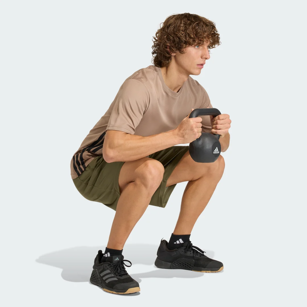 Detalle de WORKOUT ESSENTIALS BASE 3-STRIPES T-SHIRT de Adidas — color Marrón