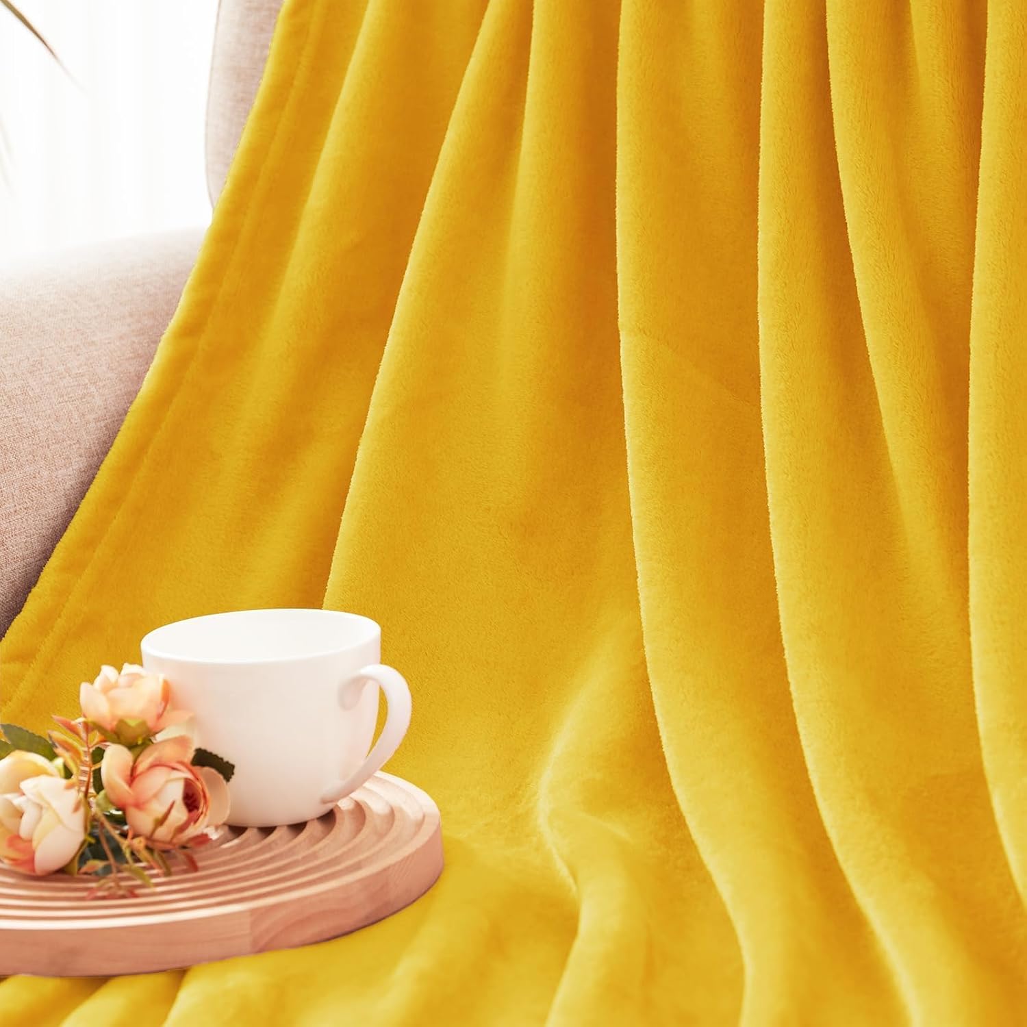 Detalle de Fleece throw blanket 127 x 178 cm in mustard