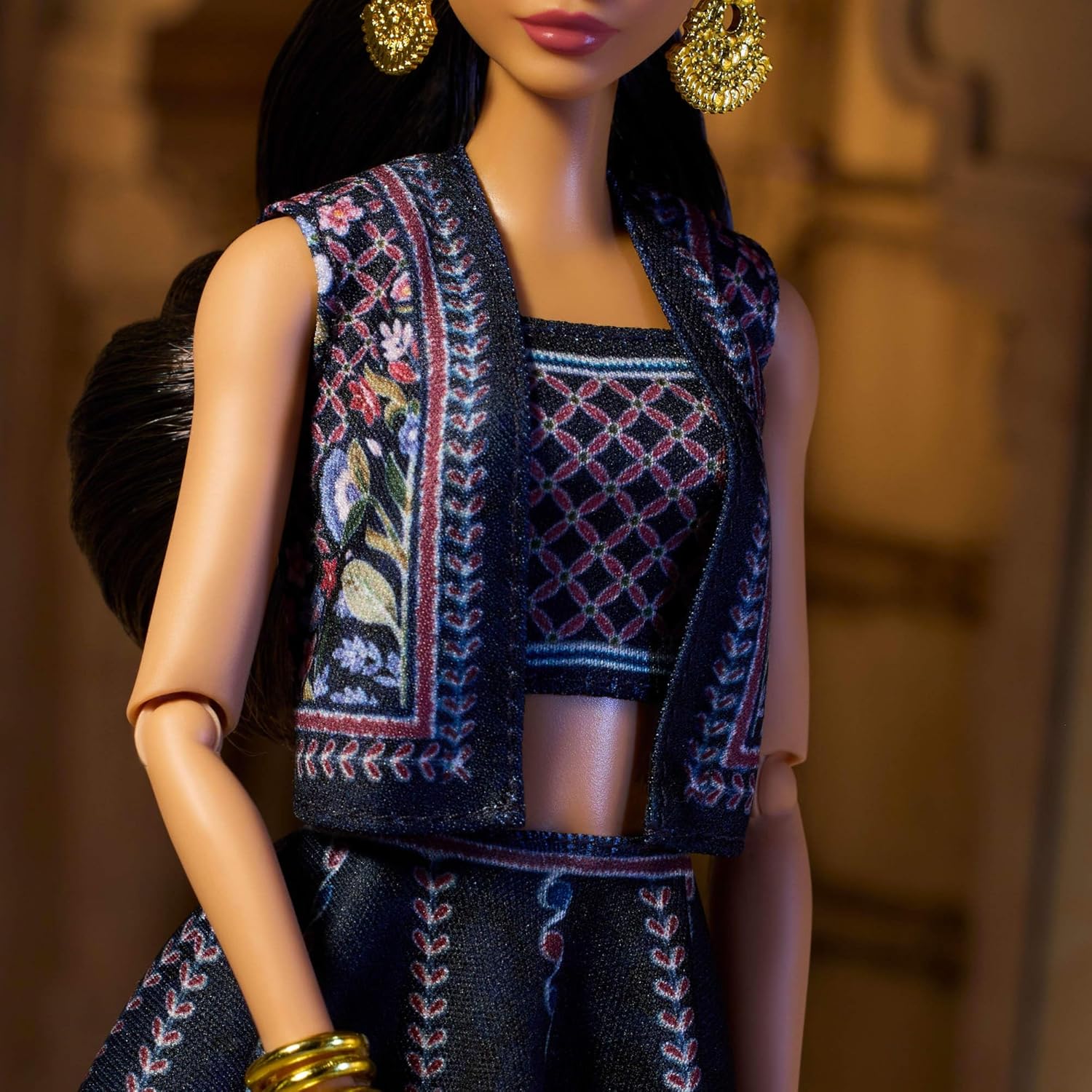 Thumbnail 3 de Barbie Diwali Doll by Anita Dongre HRM91 – Festival of Lights collectible with stand & authenticity certificate