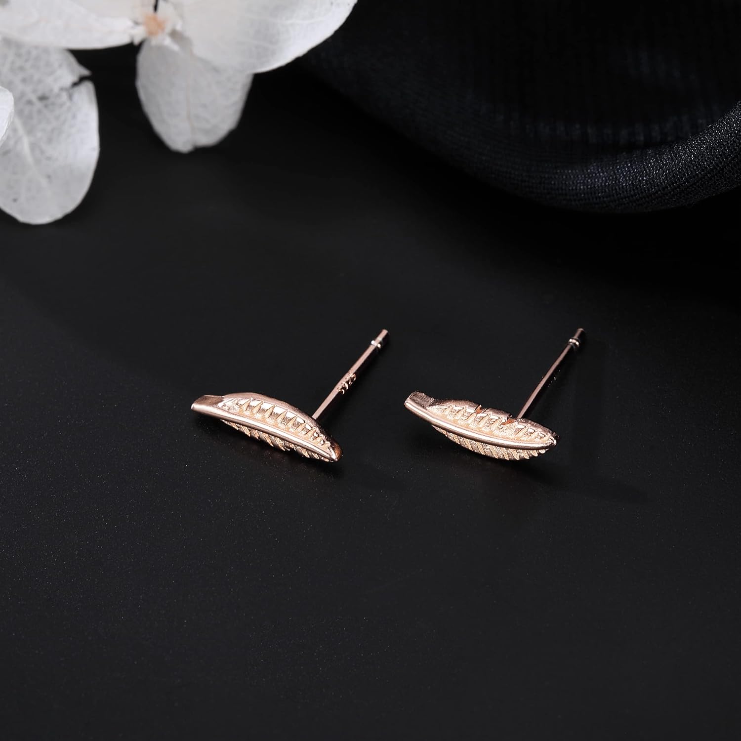 Detalle de SLUYNZ 925 Sterling Silver Feather Stud Earrings – Tiny Minimalist Leaf Design