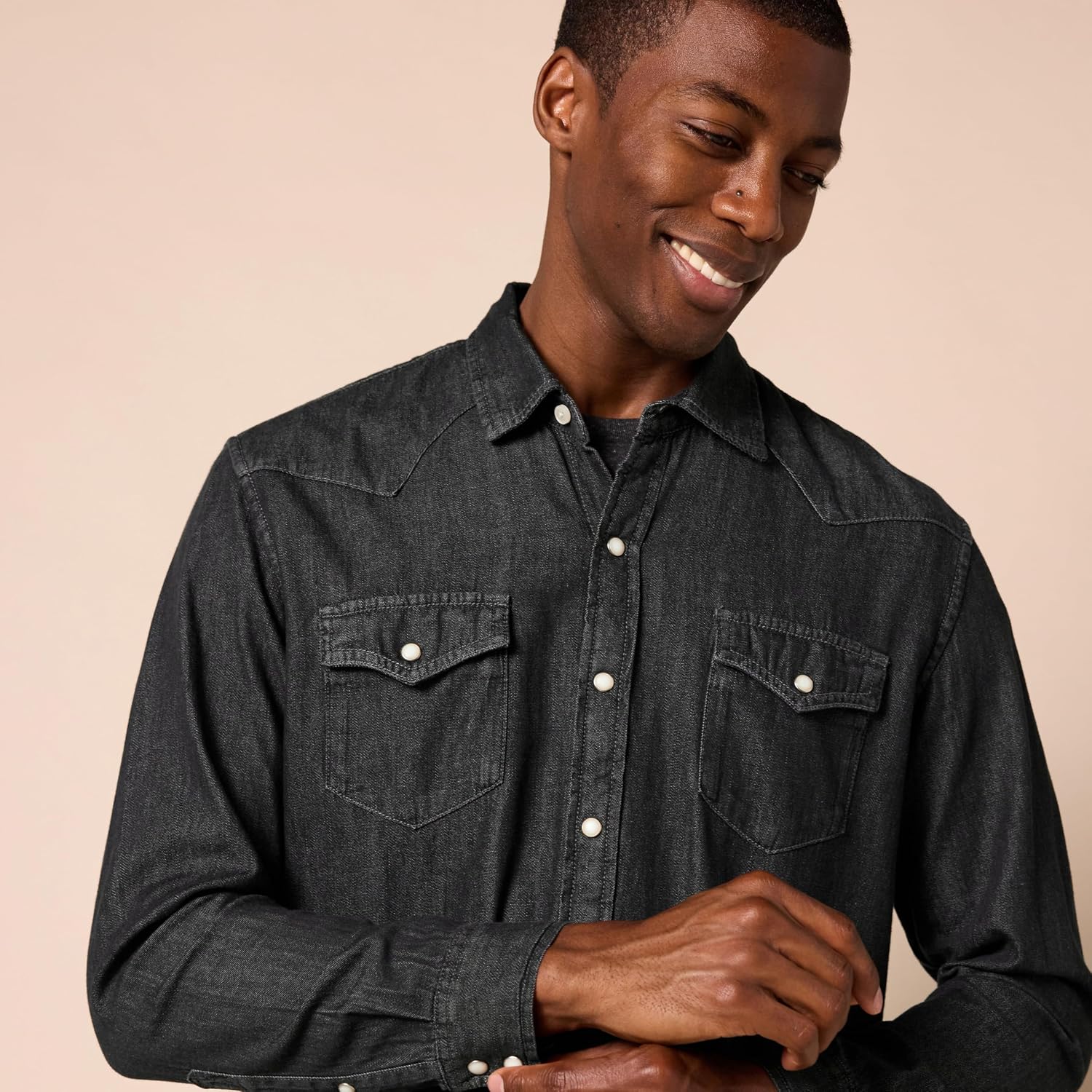 Detalle 2 de Amazon Essentials Herren Jeanshemd mit Stehkragen (normale Passform) – langarm