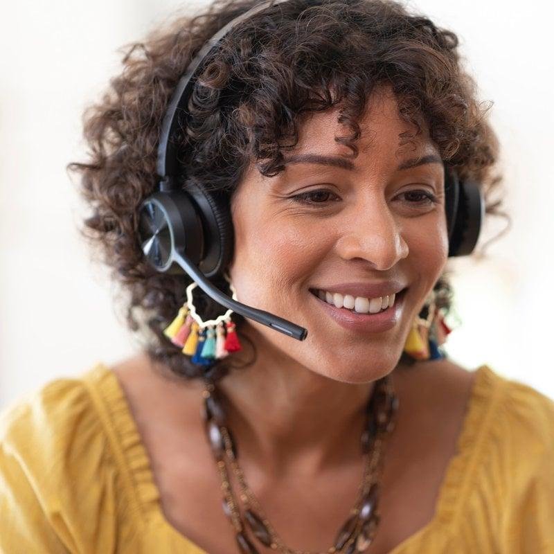 Detalle 2 de Poly Voyager 4320, auriculares inalámbricos con Bluetooth 5.1 y base de carga