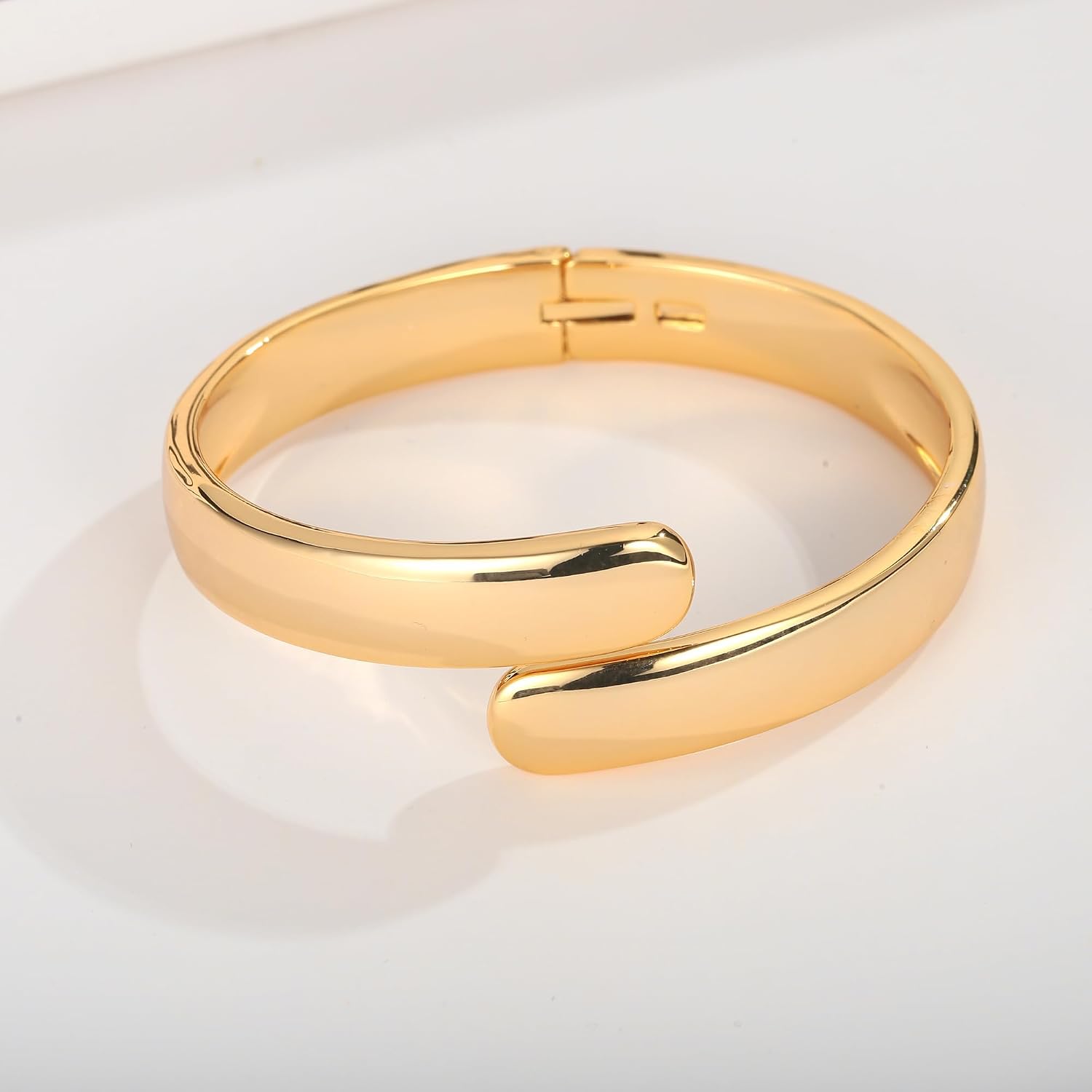 Detalle de LILIE&WHITE Gold Armreif für Damen – Eleganter, hypoallergener Schmuck mit Goldbeschichtung