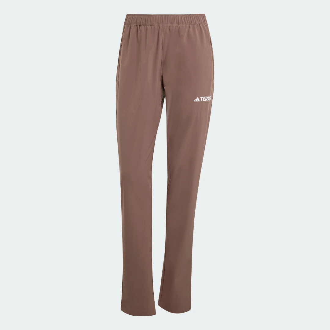 Detalle de Pantalón elástico Multi Essentials de Adidas — comodidad versátil en marrón