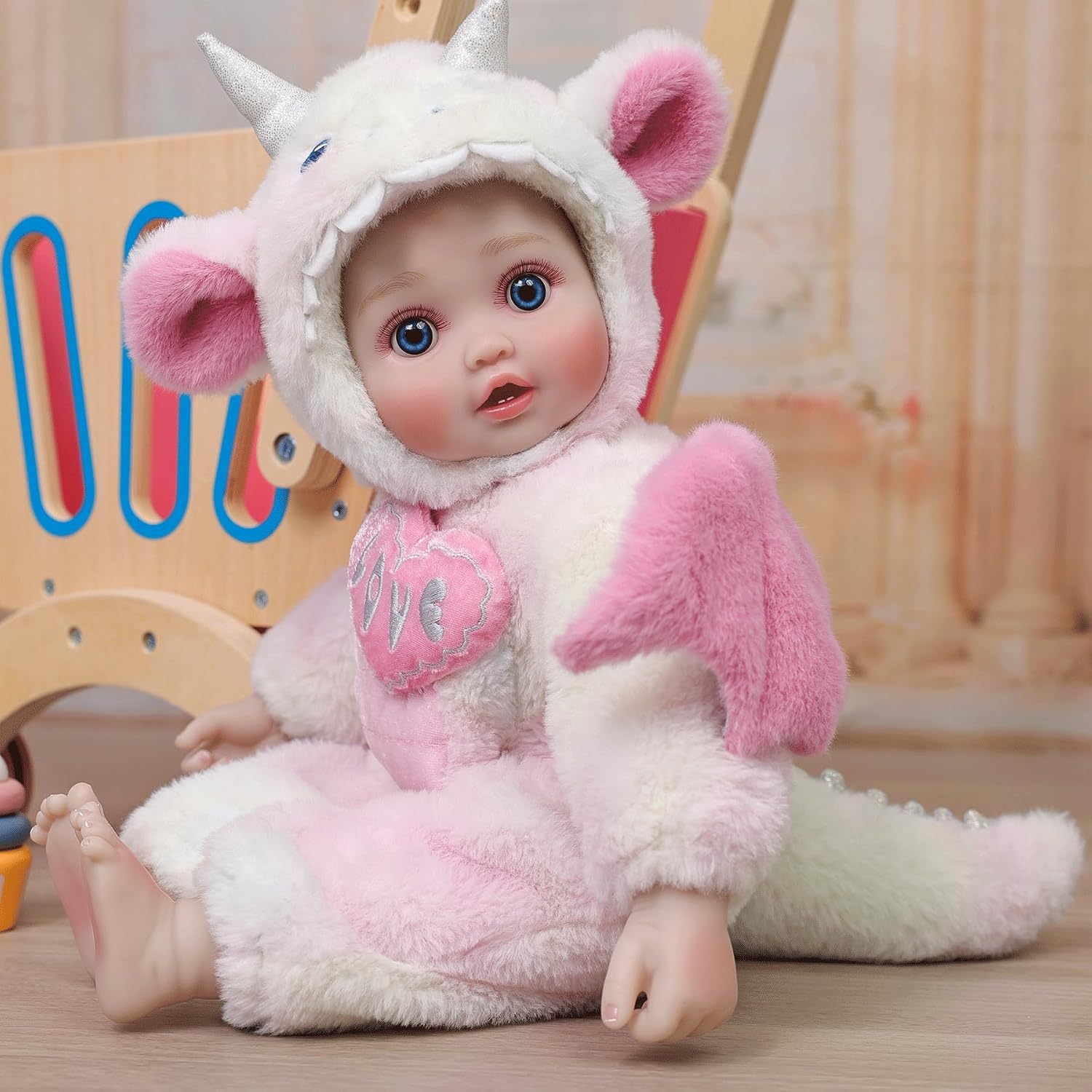 Detalle de Cloveray Drayla 18-inch Realistic Soft Body Baby Doll with Dragon Outfit — Lil’ Lovable Companion for Play and Collecting