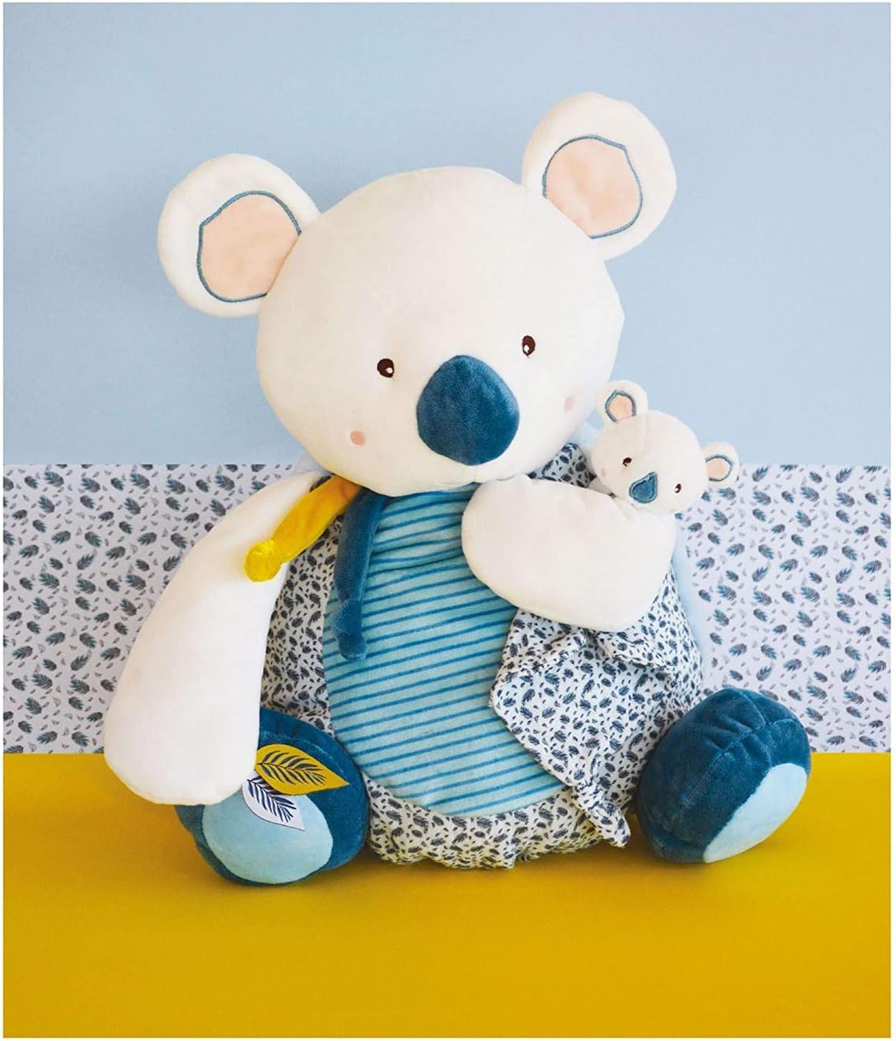 Detalle de Doudou et Compagnie Grande Koala Portapigiama 40 cm Grigio – Collezione Yoca con tasca portaoggetti