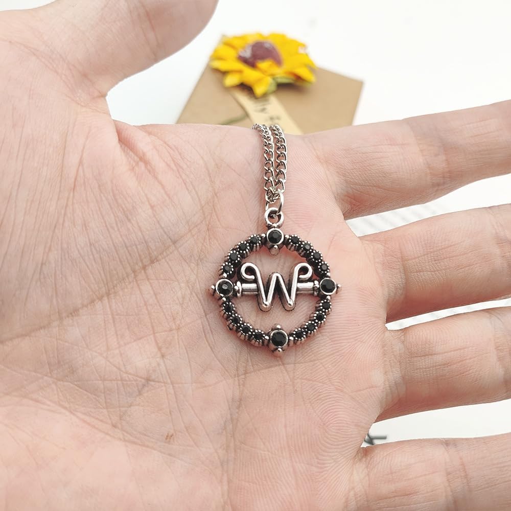 Thumbnail 3 de MayDee Wednesday Cosplay-Zubehör: Addams-Halskette mit W-Symbol-Anhänger (Unisex)