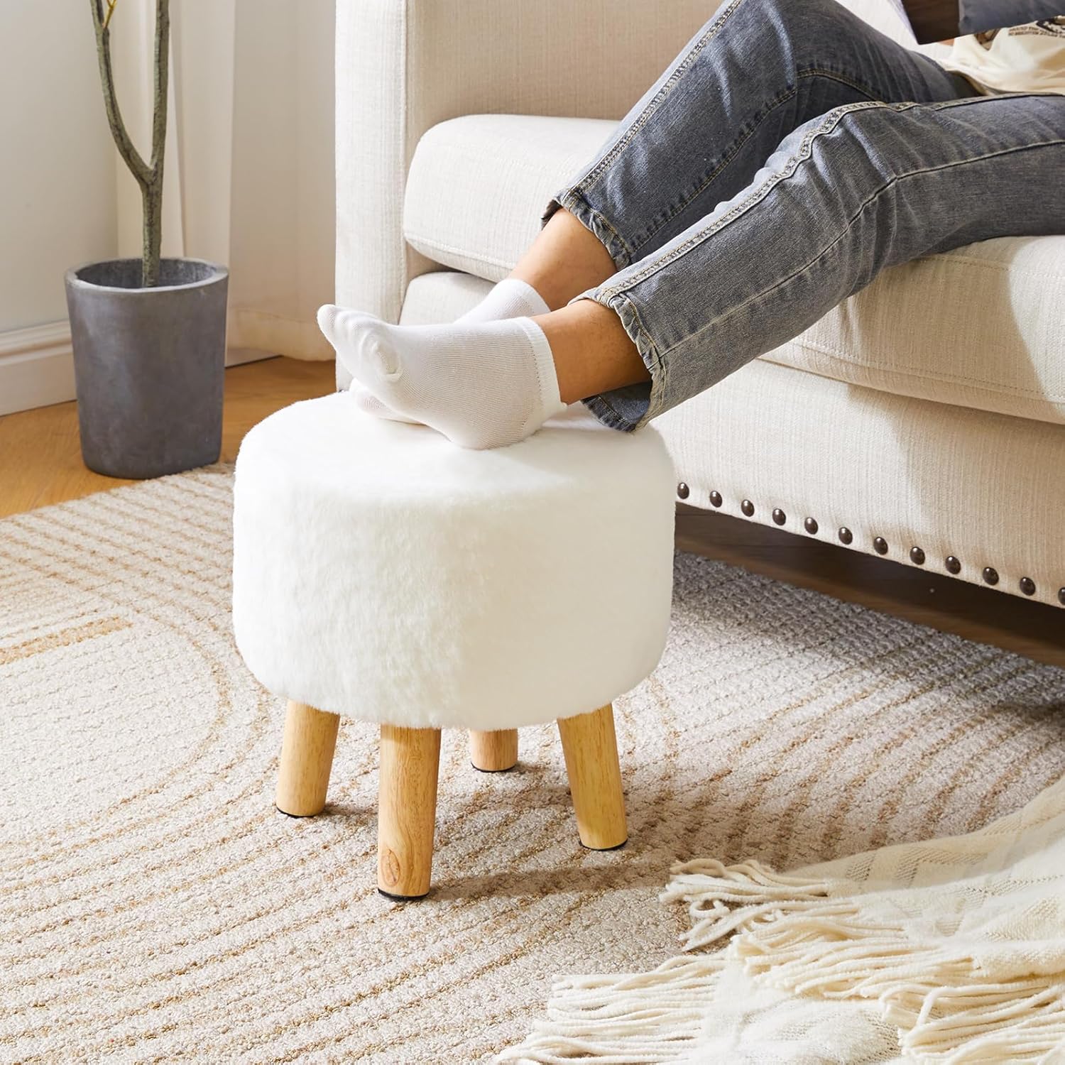 Detalle 2 de YMYNY Rotondo Sgabello Ottomano Poggiapiedi in Poliestere Spugna con Gambe in Legno Antiscivolo, 32×32×32 cm, Bianco HBD035W