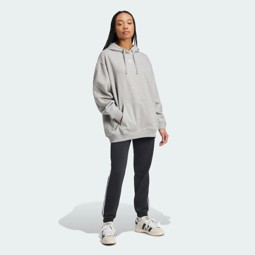 Detalle de Sudadera con capucha Essentials Oversized Fleece de Adidas: comodidad y estilo urbano en gris