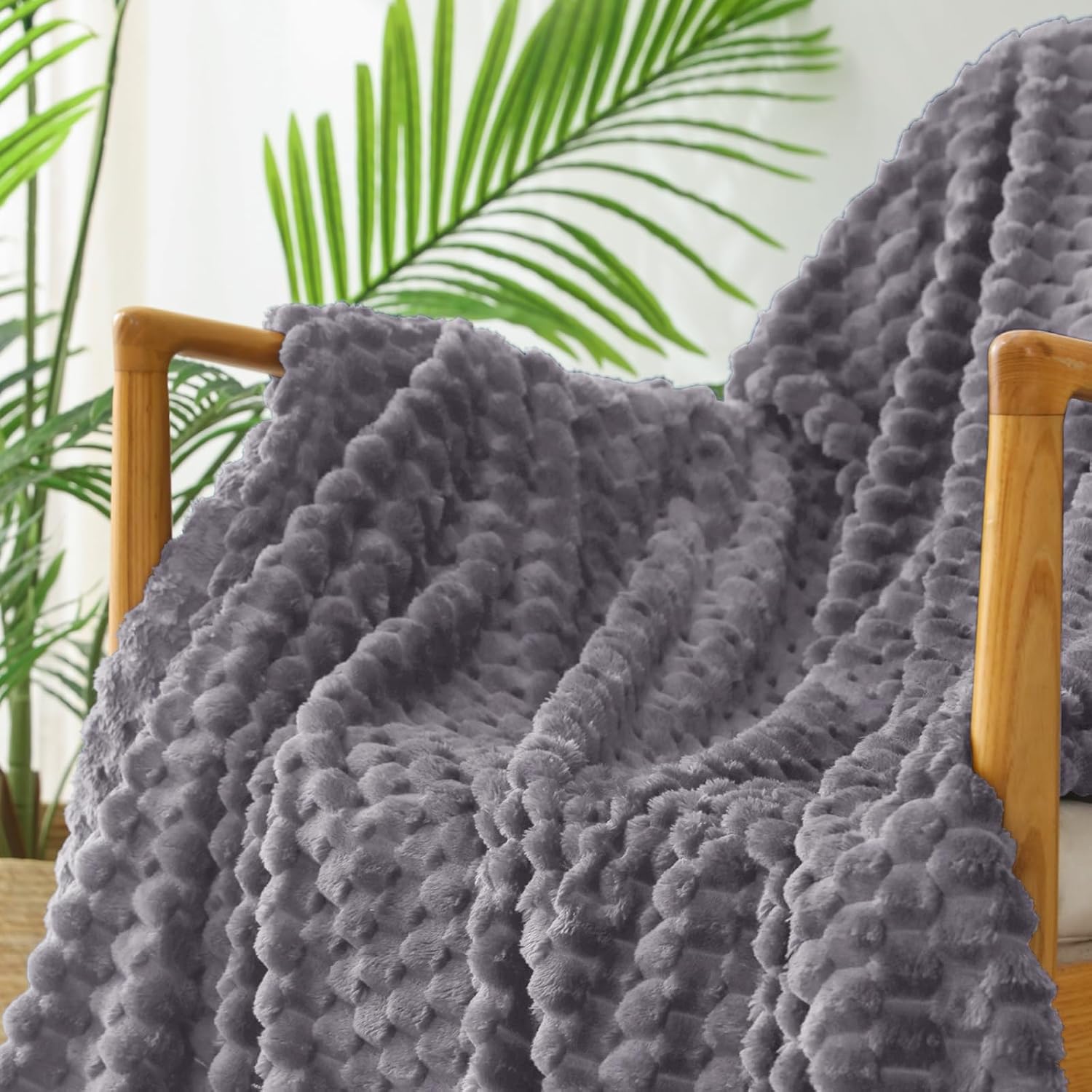 Detalle de Plaid/polaire flanelle gris foncé 230 x 270 cm – couverture douce et moelleuse pour canapé et lit léger