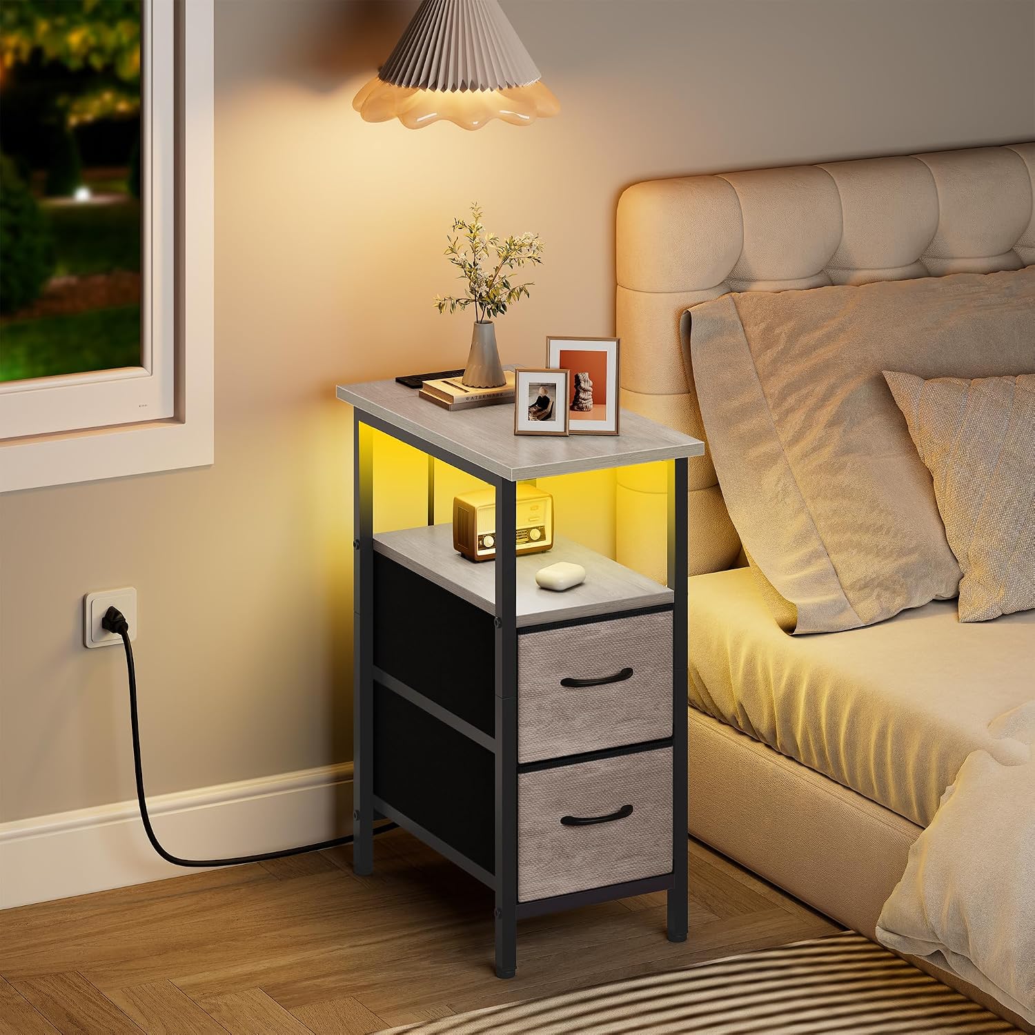 Detalle 2 de Vagusicc Nightstand with Charging Station 23.85"