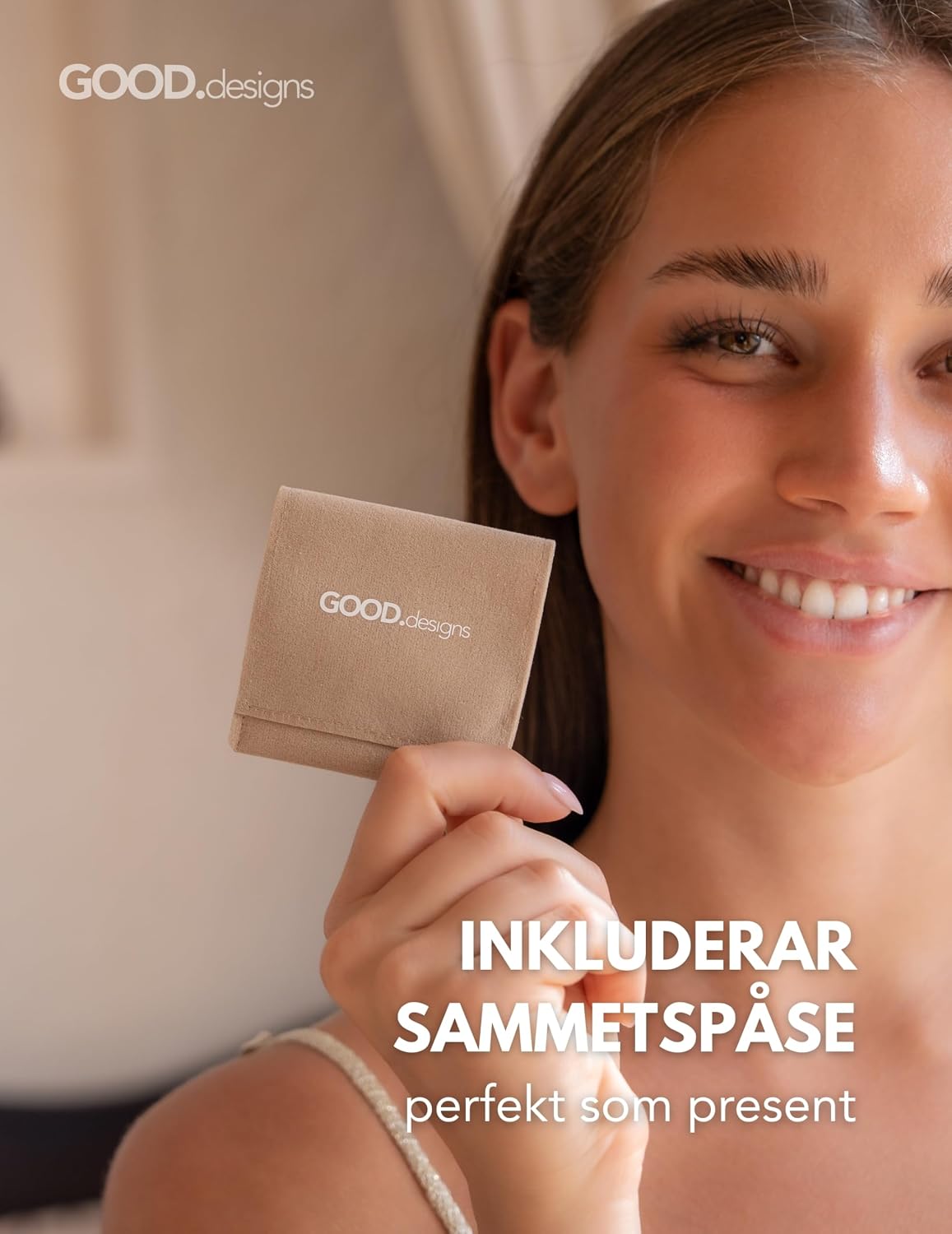 Detalle de GD GOOD.designs berlock med karbinlås, 316L-stål och 18K guldplätering