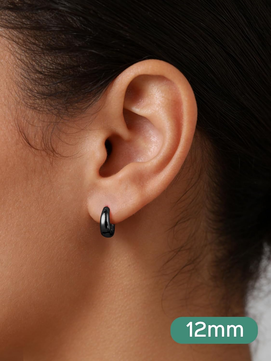 Detalle 2 de ChicSilver Huggie Hoop Earrings in 925 Sterling Silver