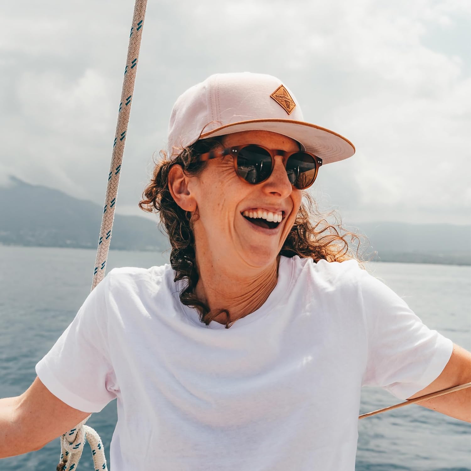 Detalle 2 de Soulbuddy Snapback Cap Unisex – verstellbare Streetwear-Kappe mit veganem Lederpatch