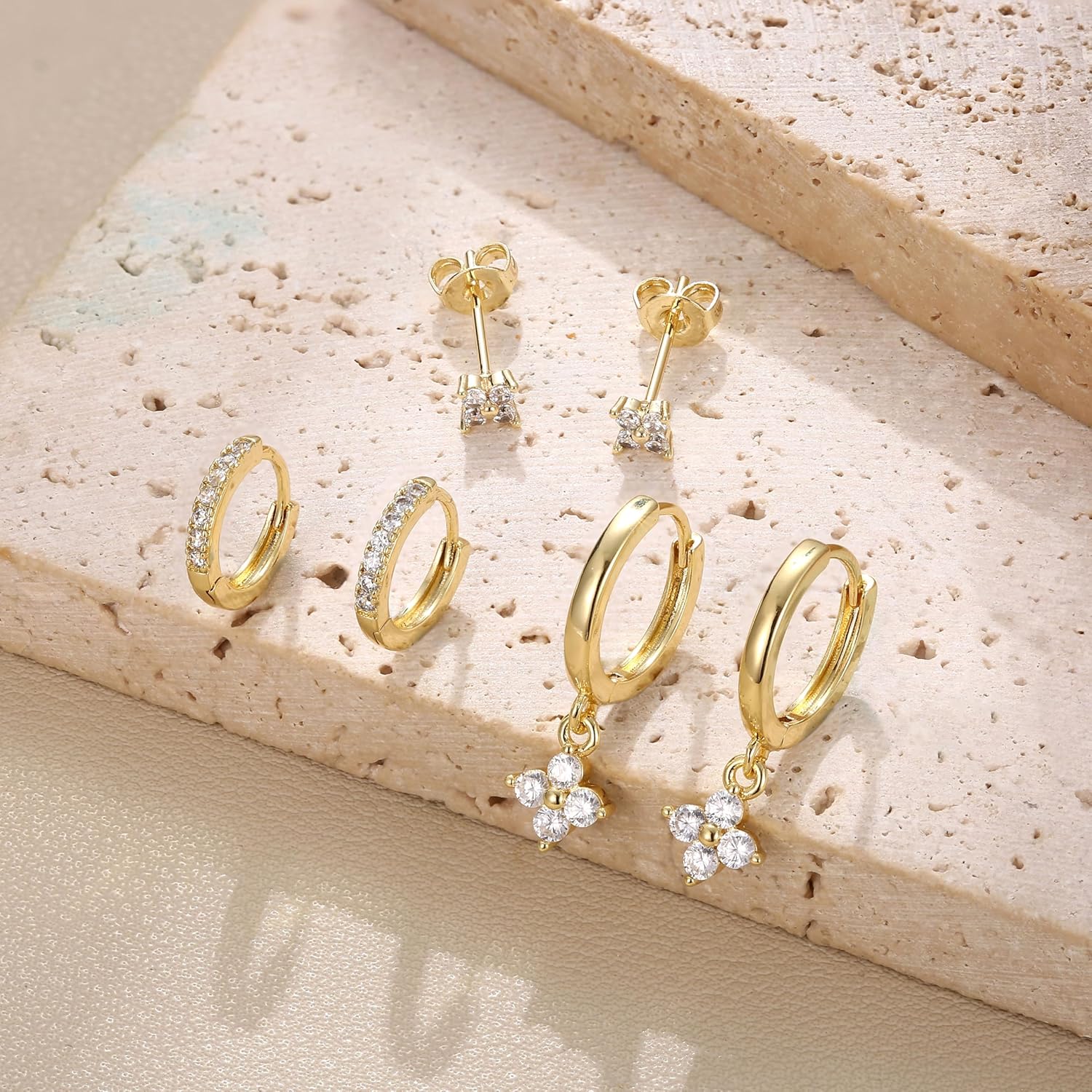 Detalle de Dochais 3 Paar Ohrringe Gold Set – 14K vergoldete Ohrstecker & Creolen mit Anhänger