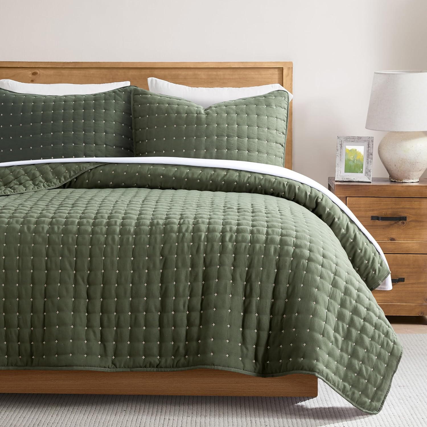 Detalle de WDCOZY Queen Size Quilts Bedding Set (3 Pieces) Moss Green – Lightweight Microfiber Quilt with 2 Pillow Shams