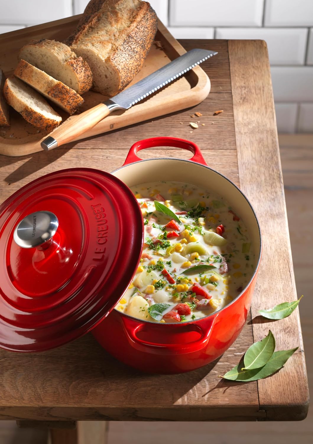Detalle de Le Creuset Signature Gusseisen-Bräter mit Deckel, oval Ø 27 cm (Kirschrot), 4,1 l