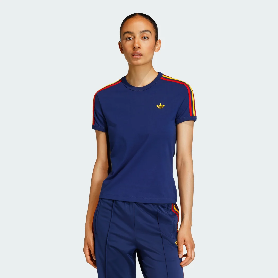 Detalle de Camiseta entallada 3 Stripes de Adidas – azul