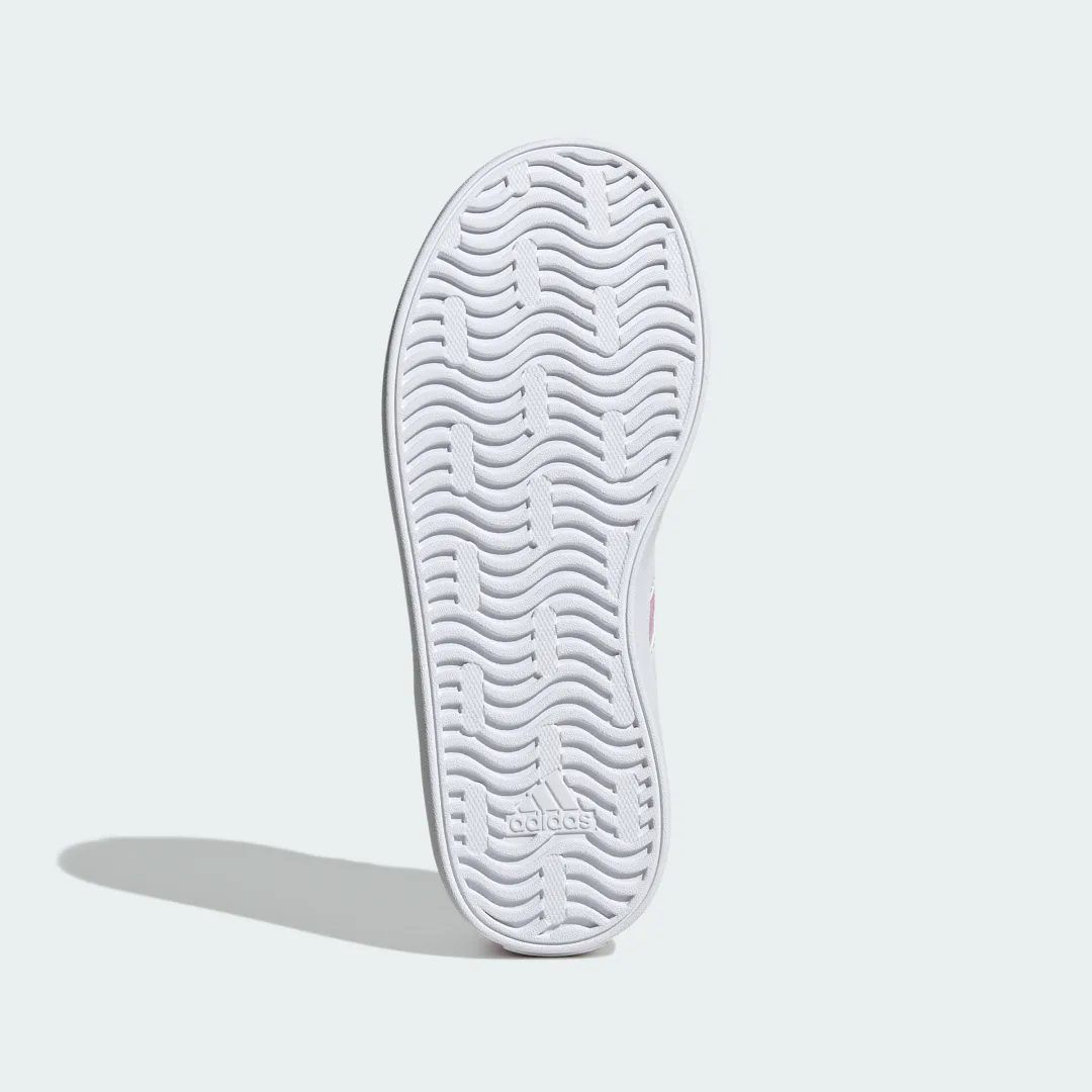 Detalle de Zapatilla VL Court 3.0 de Adidas: versatilidad y estilo en violeta
