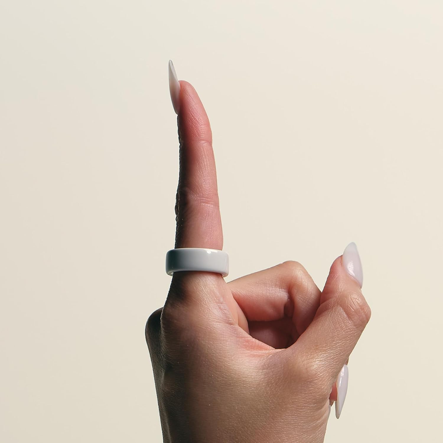 Thumbnail 5 de Oura Ring 4 Ceramic Cloud (Talla 8) – Averigua tu talla con el Kit de Tallaje
