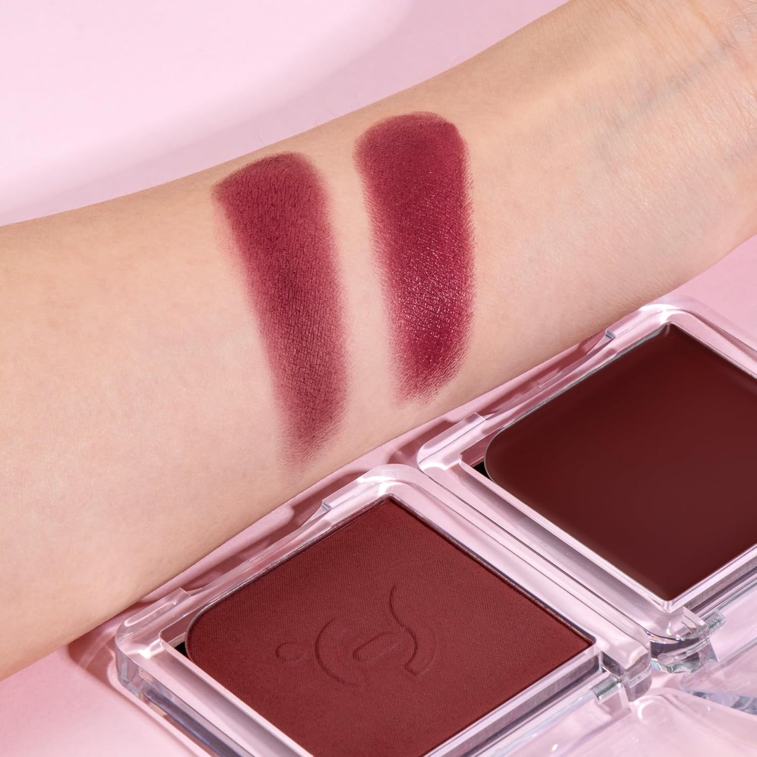 Detalle de Fillwie Cream and Powder Blush Duo in Wine/Berry