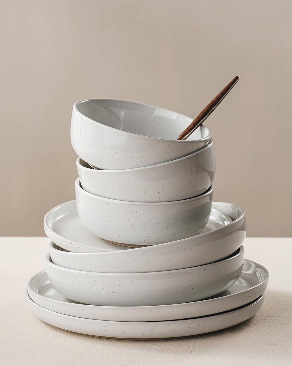 Detalle de Famiware Milkyway Stoneware Dinnerware Set for 4 (16 Pieces) – Scratch-Resistant, Microwave & Dishwasher Safe in White